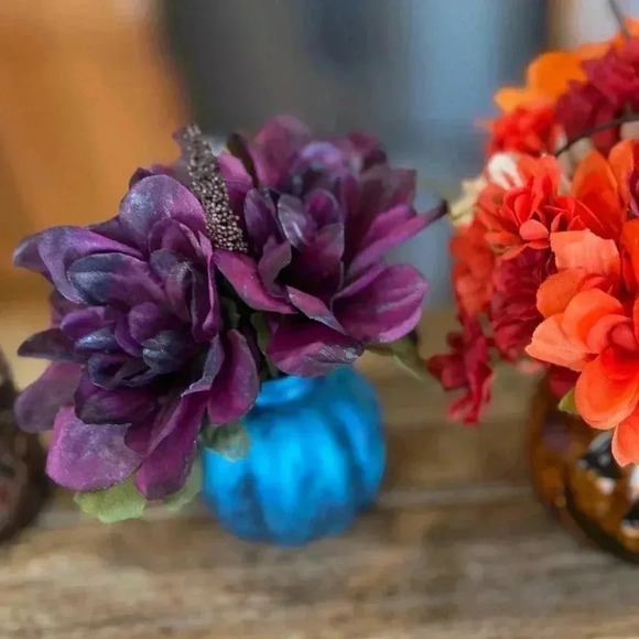 NEW Fun little spooky faux floral arrangement in shades of blue, black & purples - Picture 4 of 15